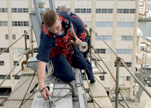 驱逐舰桅杆 寸地寸金的天线布局与通信设备维护